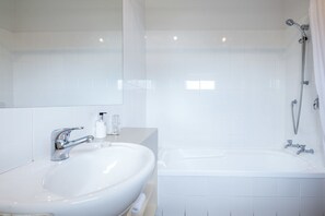 Studio exécutif, 1 trÚs grand lit | Salle de bain | Ensemble baignoire-douche, articles de toilette (gratuits)