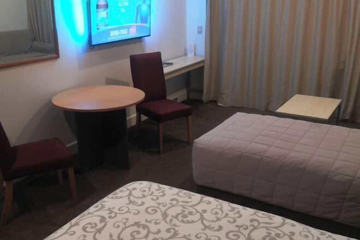 1 slaapkamer, een kluis op de kamer, een bureau