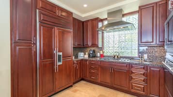 Deluxe Condo, 3 Bedrooms | Private kitchen | Fridge, microwave, oven, stovetop
