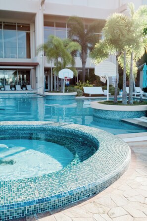 Outdoor spa tub - Lotte Hotel Guam (Tamuning)