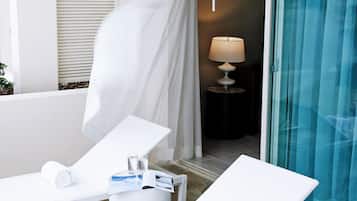 Pool Access Club with Club Lounge Access | 陽台景觀