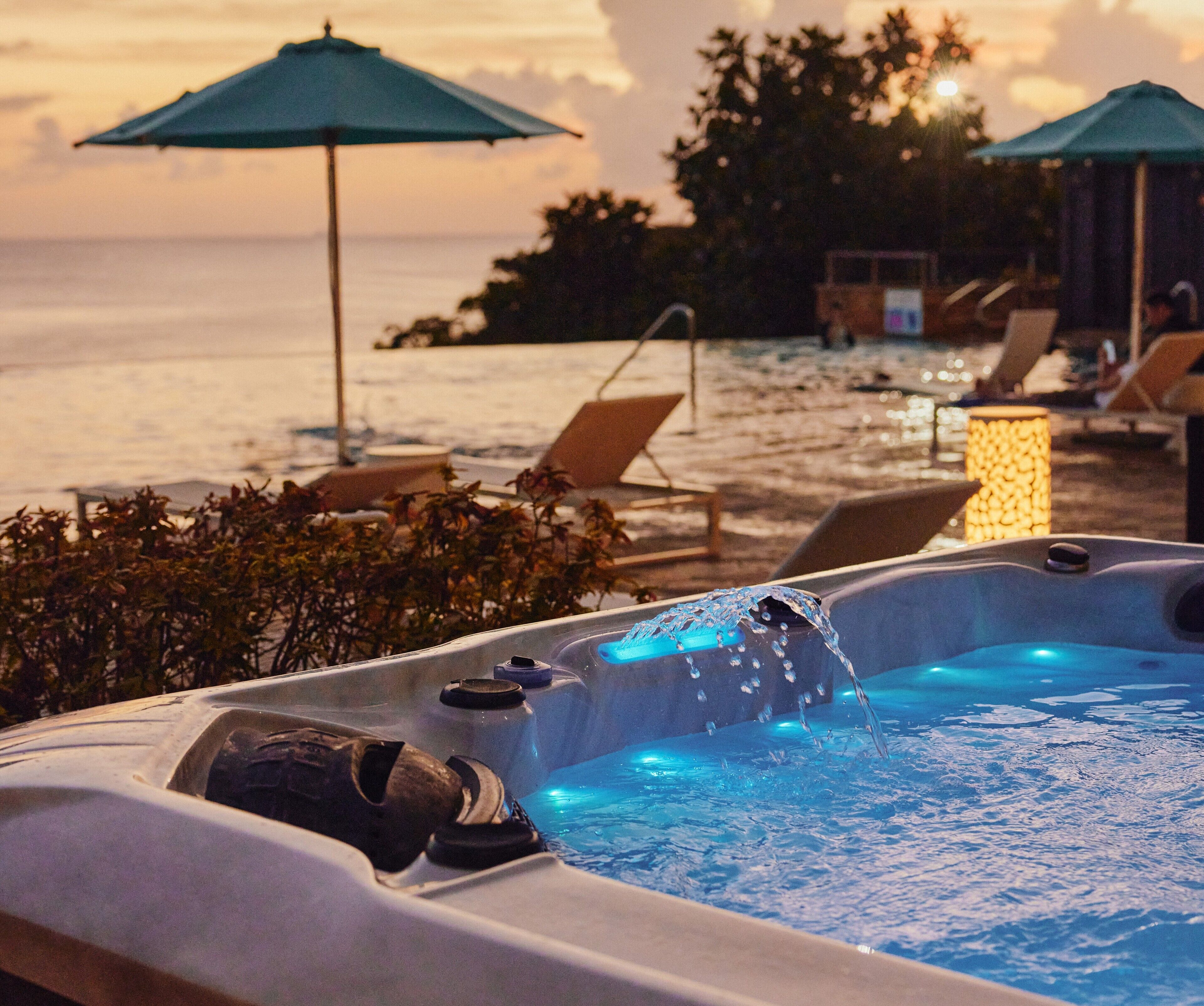 Tina de hidromasaje al aire libre