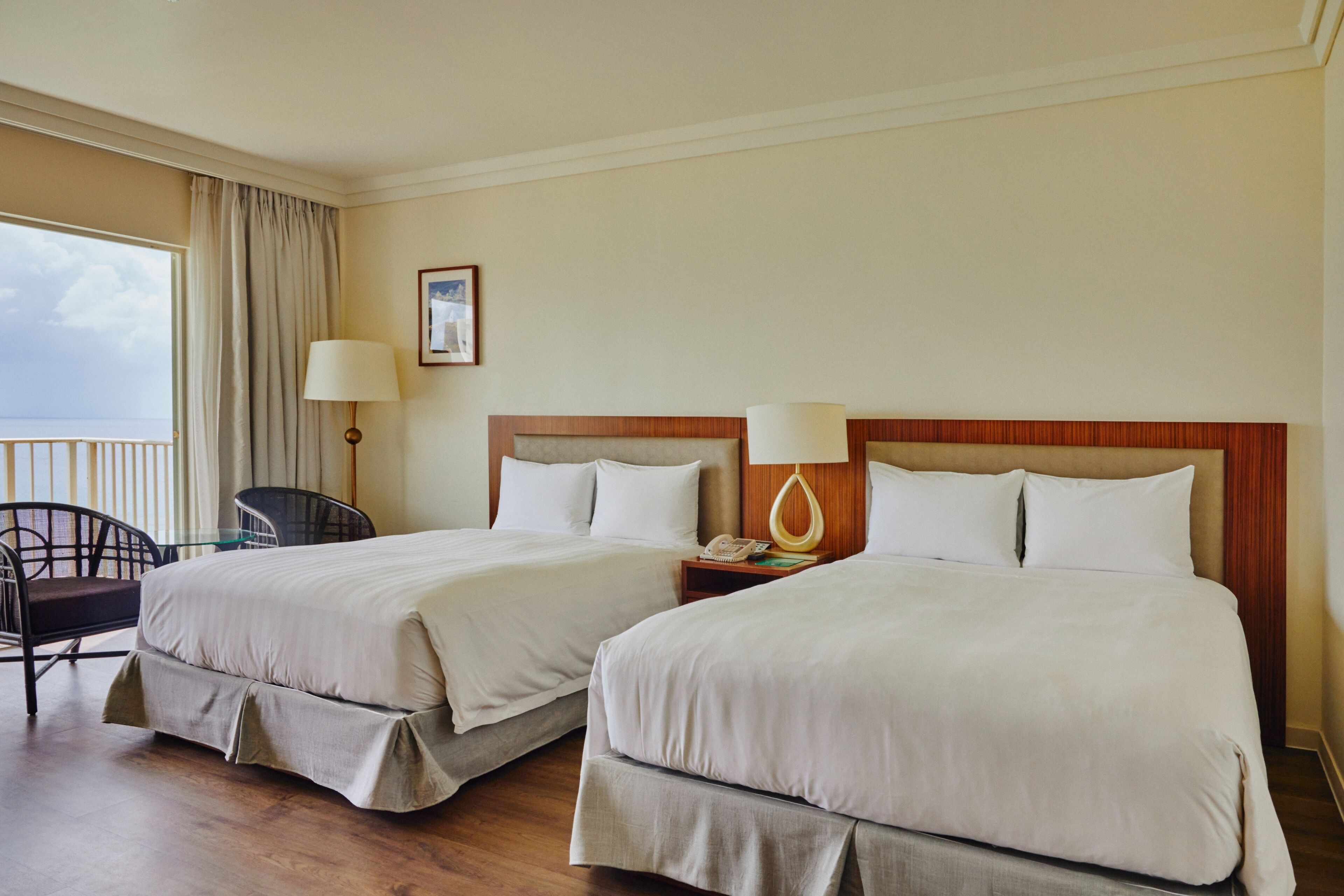 Coffres-forts dans les chambres, bureau, fer et planche à repasser