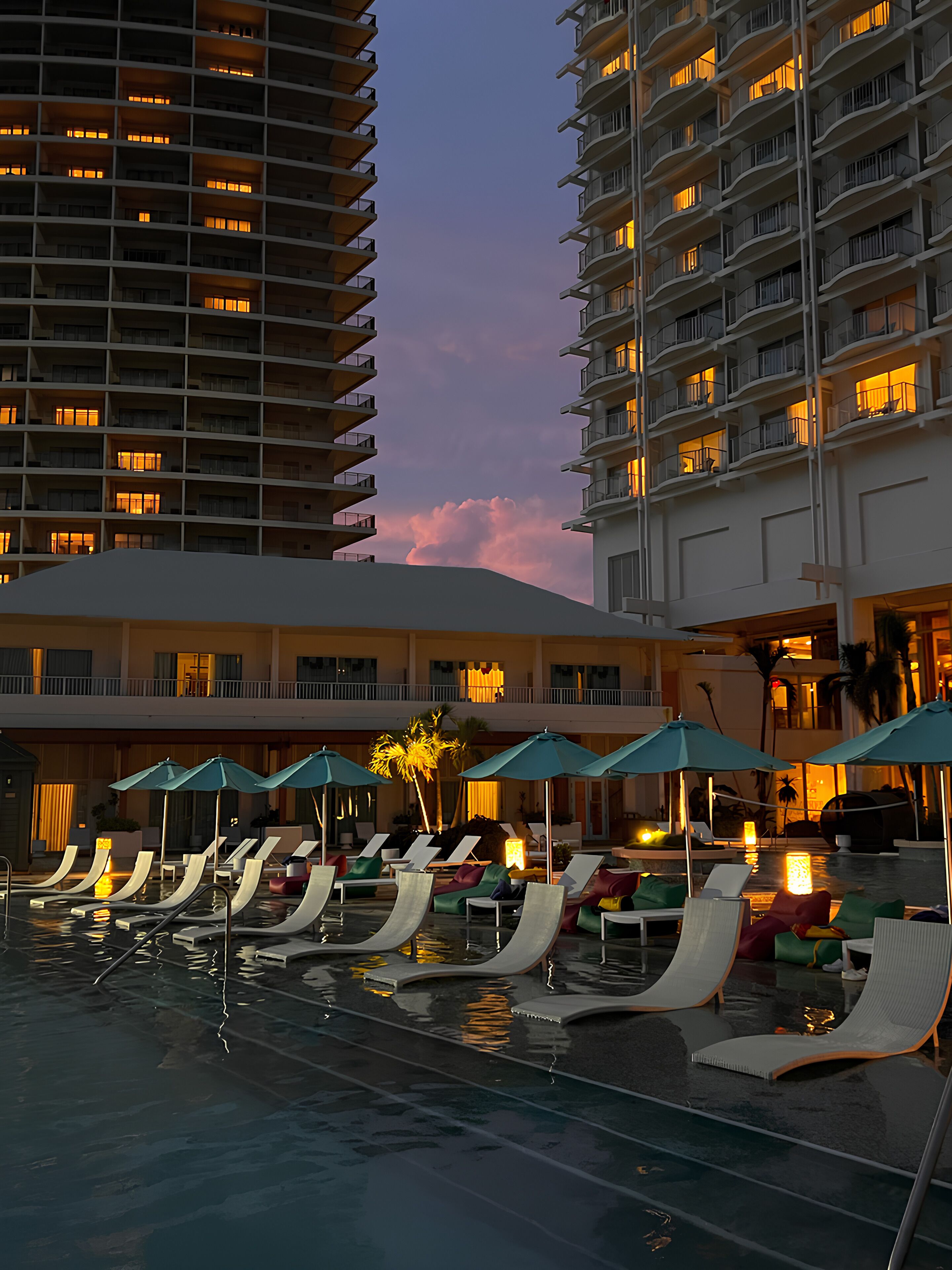 2 개의 야외 수영장, 카바나(요금 별도)