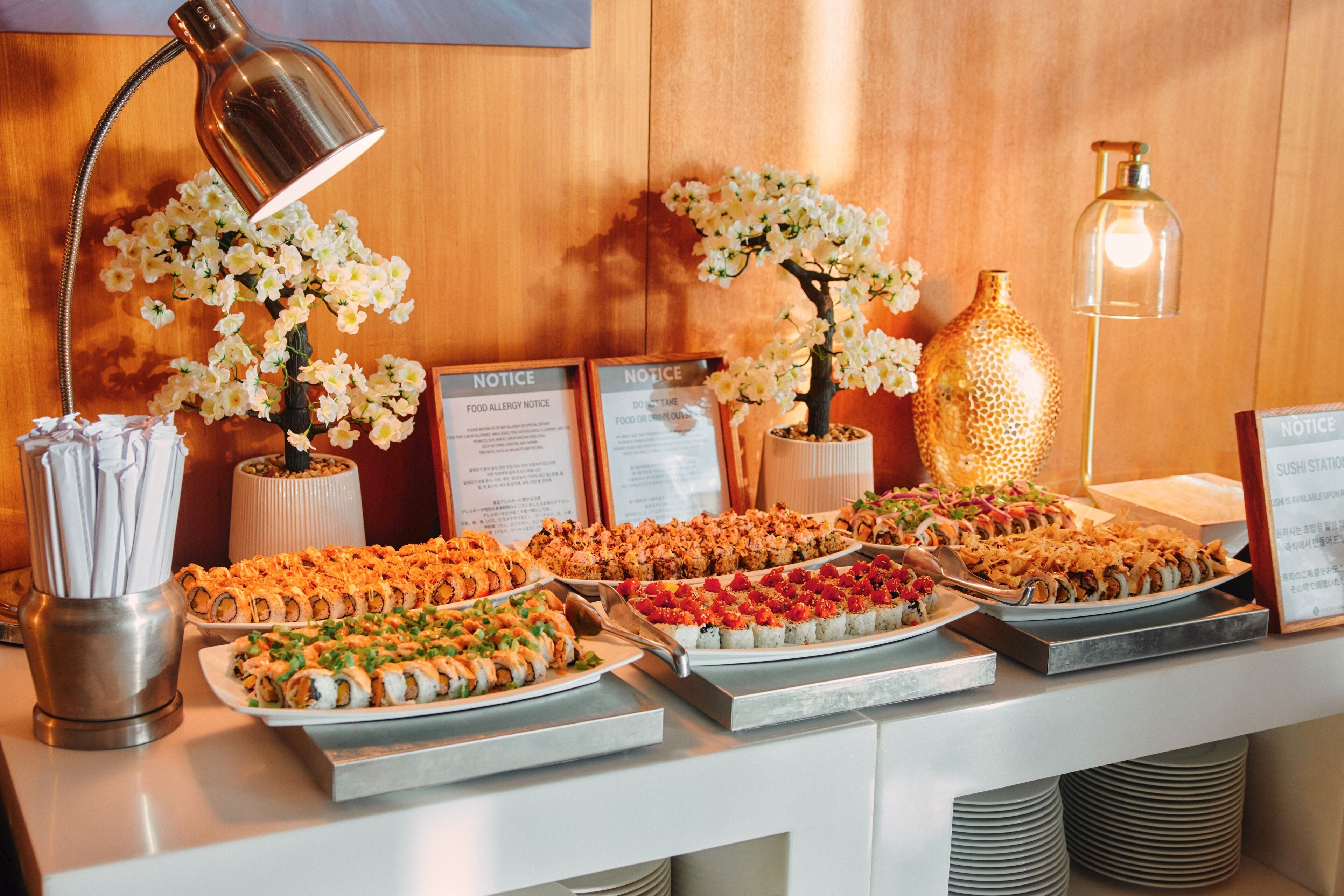 breakfast, dinner served; international cuisine, sea views