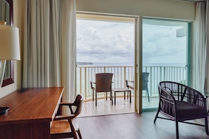 Ocean Front Club with Club Lounge Access | Tallelokero huoneessa, työpöytä, silitysrauta/-lauta, ilmainen Wi-Fi