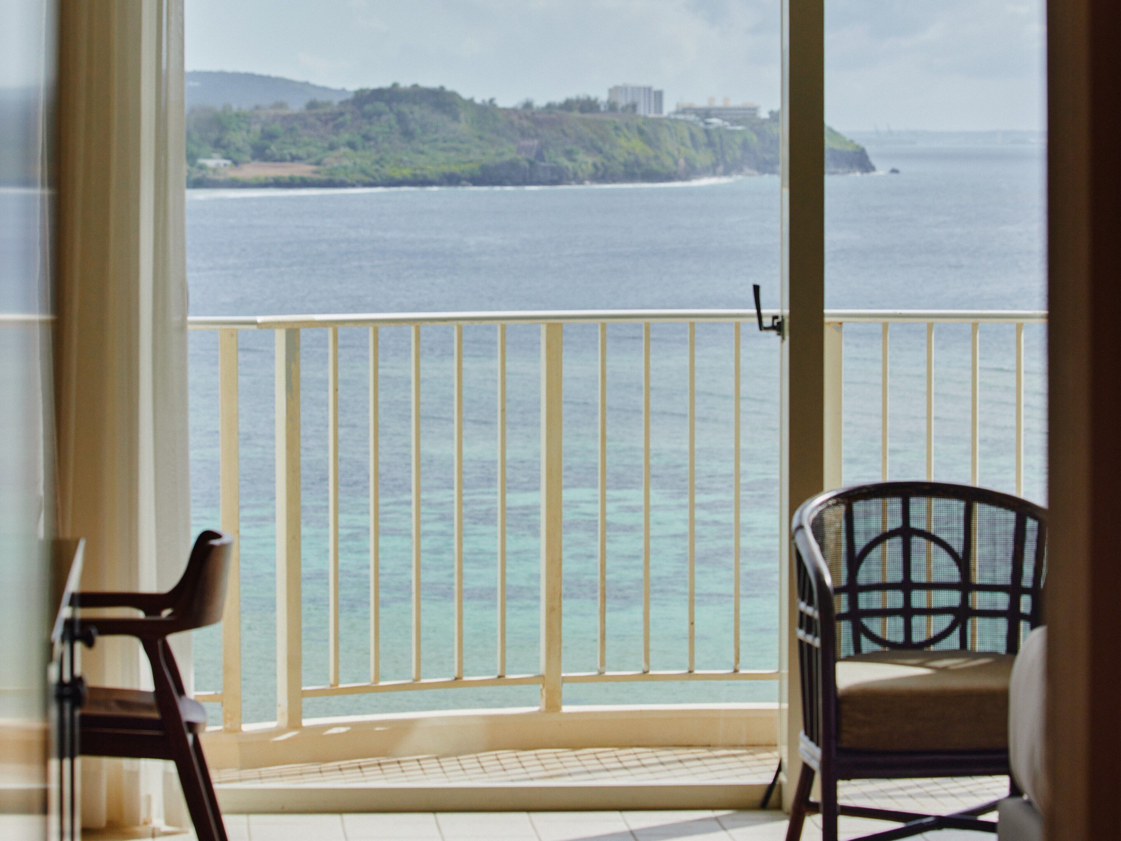 Brankas, meja kerja, setrika/meja setrika, dan Wi-Fi gratis