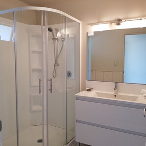 Estúdio premium, 1 quarto, para não fumantes, sacada | Banheiro | Produtos de toalete grátis, secador de cabelo, toalhas de banho 
