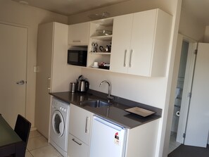 Executive Suite, 1 Bedroom, Jetted Tub, Executive Level | Private kitchen - De Lago Motel Apartments (Christchurch)