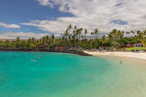 Private beach nearby, free beach cabanas, sun-loungers, beach umbrellas - Fairways at Mauna Lani (Kamuela)