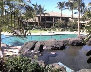 Piscine extérieure, chaises longues