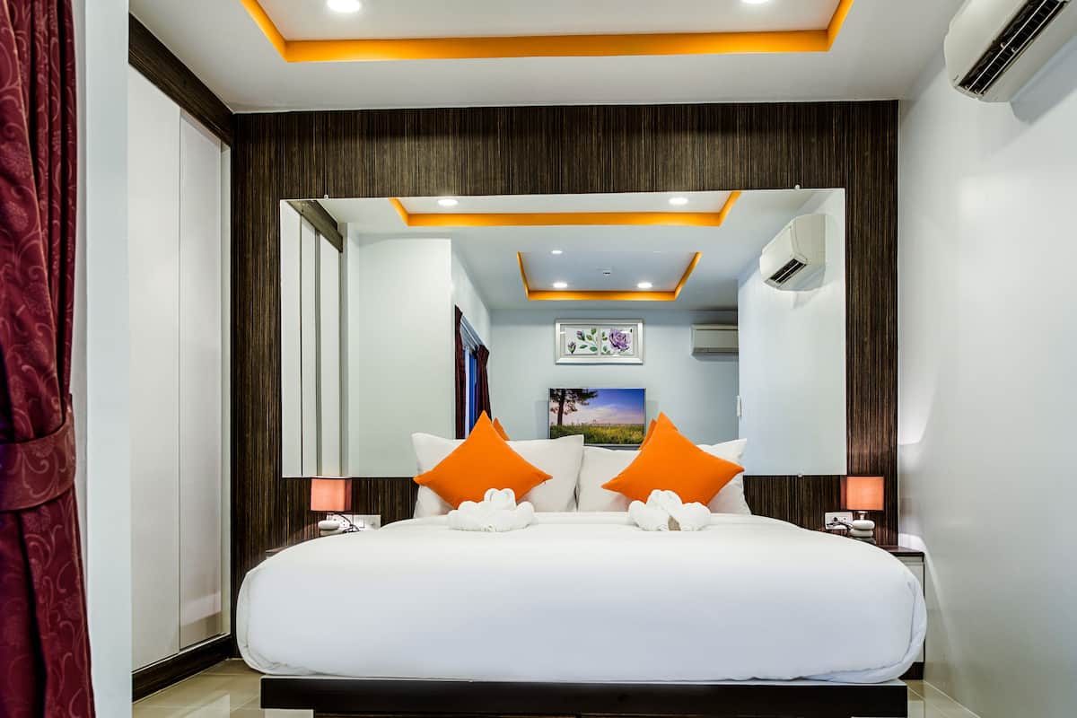 Studio | Minibar, in-room safe, desk, blackout curtains