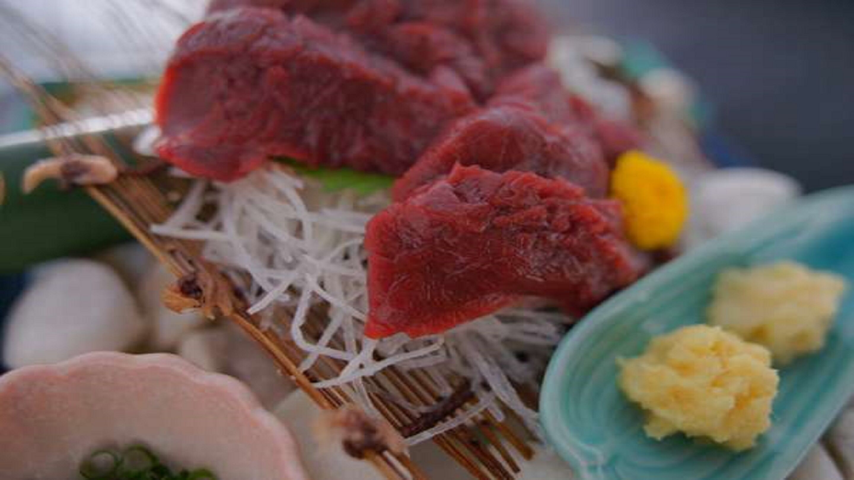 Ein Nahblick auf eine Speise mit rohem Fleisch und Gemüse.