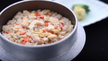 Un tazón de arroz frito con verduras y huevos.