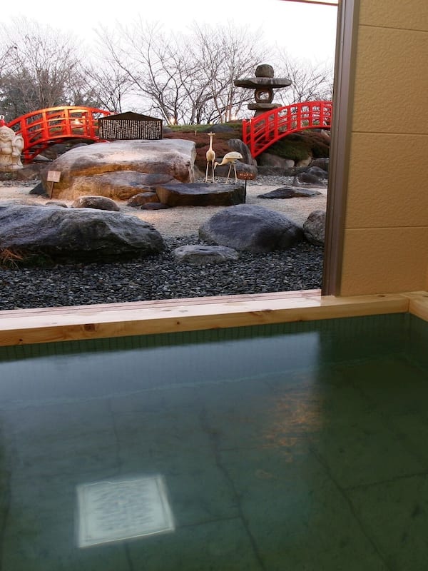 Indoor spa tub