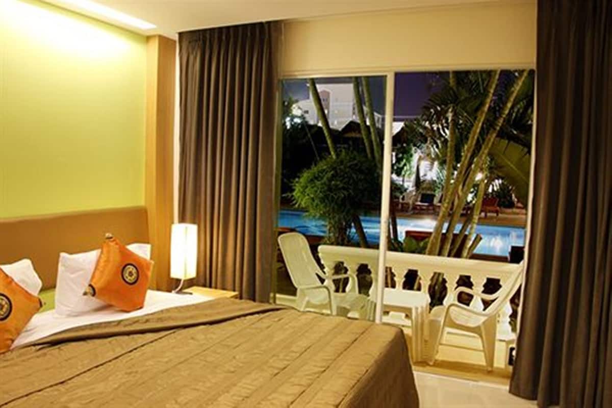 Deluxe Room, Pool Access