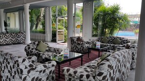 Lobby sitting area - Windmill Resort Hotel (Pattaya)