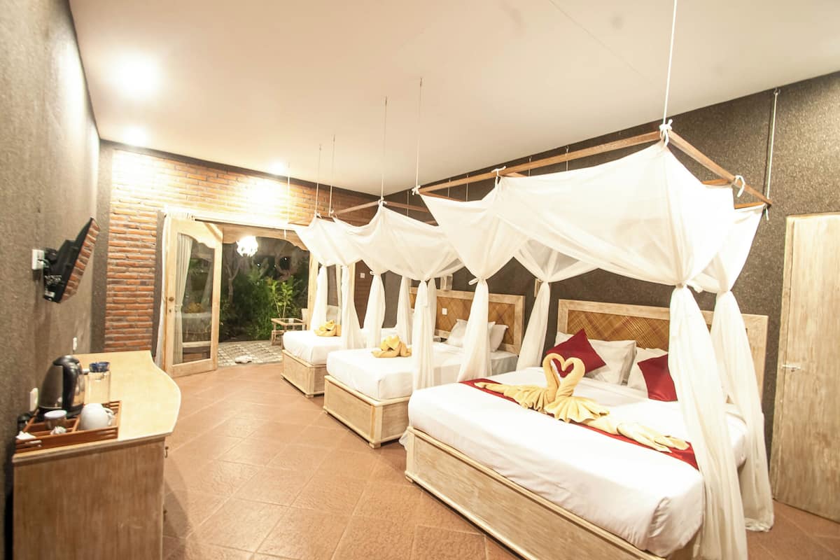 ห้องแฟมิลี่สำหรับสี่ท่าน, วิวสวน | เตียงพร้อมฟูกเสริมที่นอน, ตู้นิรภัยในห้องพัก, โต๊ะทำงาน, ผ้าม่านกันแสง