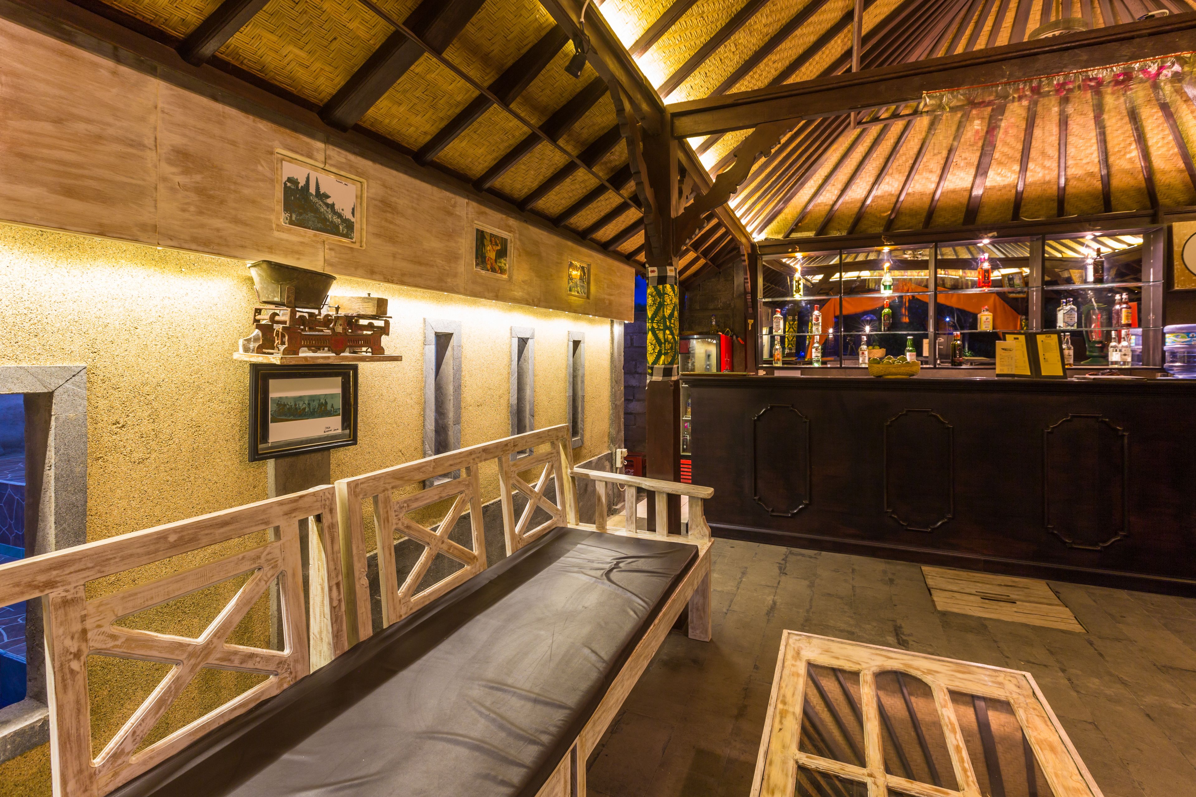 Een rustieke bar met houten meubels en een toog.