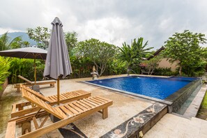 Piscine extérieure, chaises longues