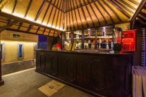 Bar tepi kolam renang