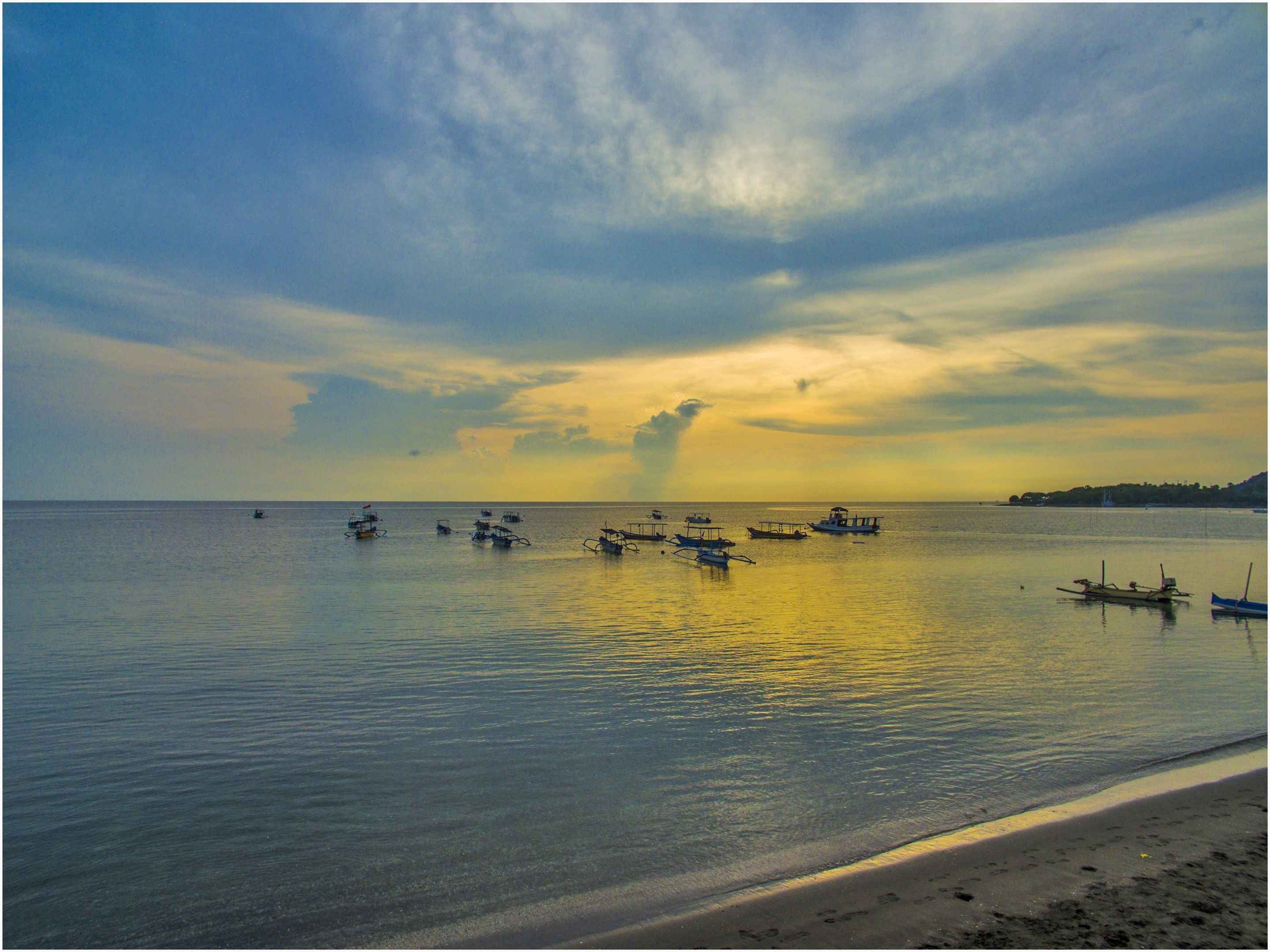 Ubicación cercana a la playa y arena negra