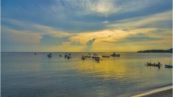 Beach nearby, black sand, beach shuttle, scuba diving