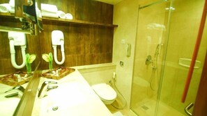 Ducha, artículos de tocador gratuitos, secador de pelo, toallas