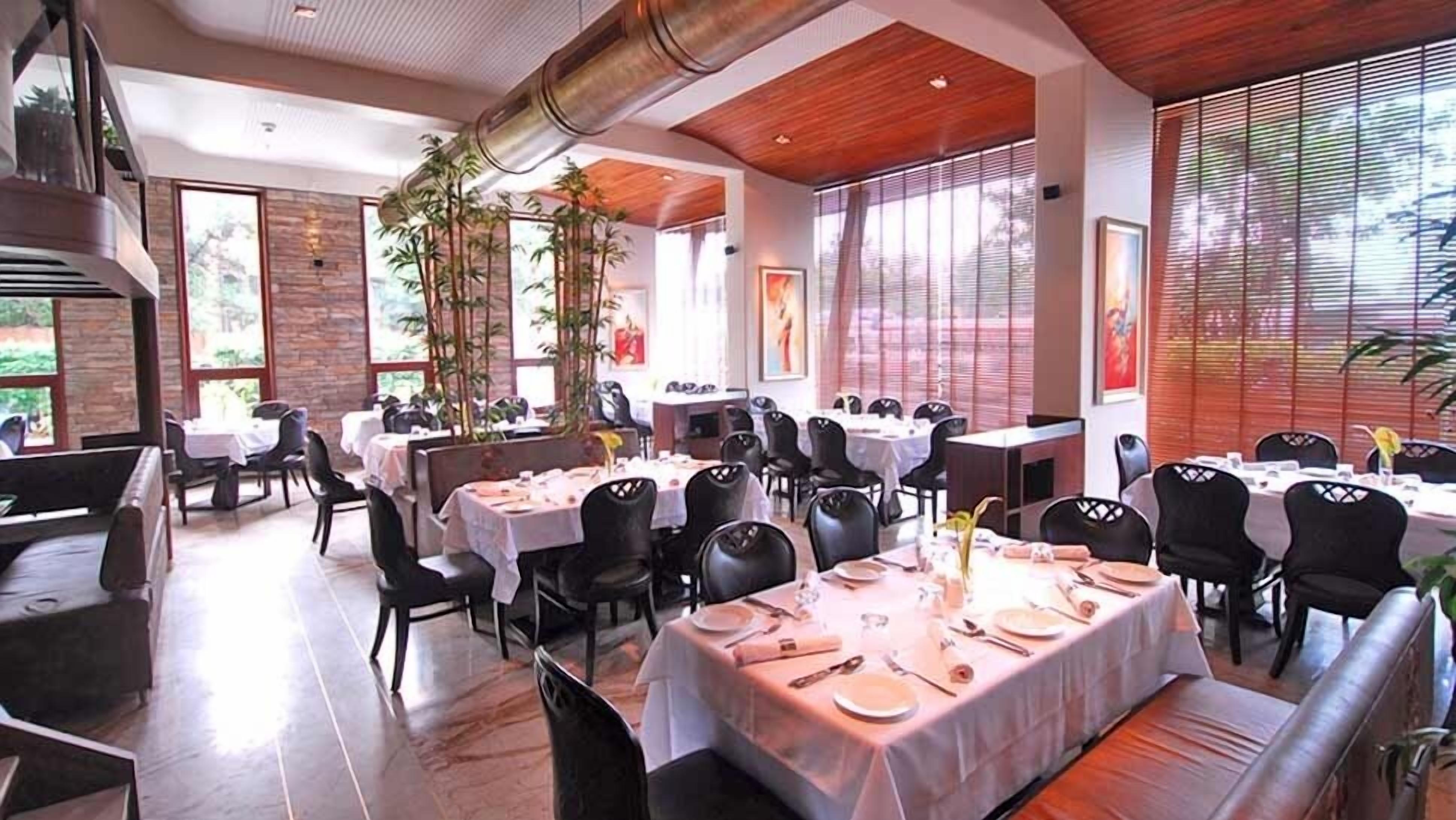 breakfast, lunch, dinner served; international cuisine