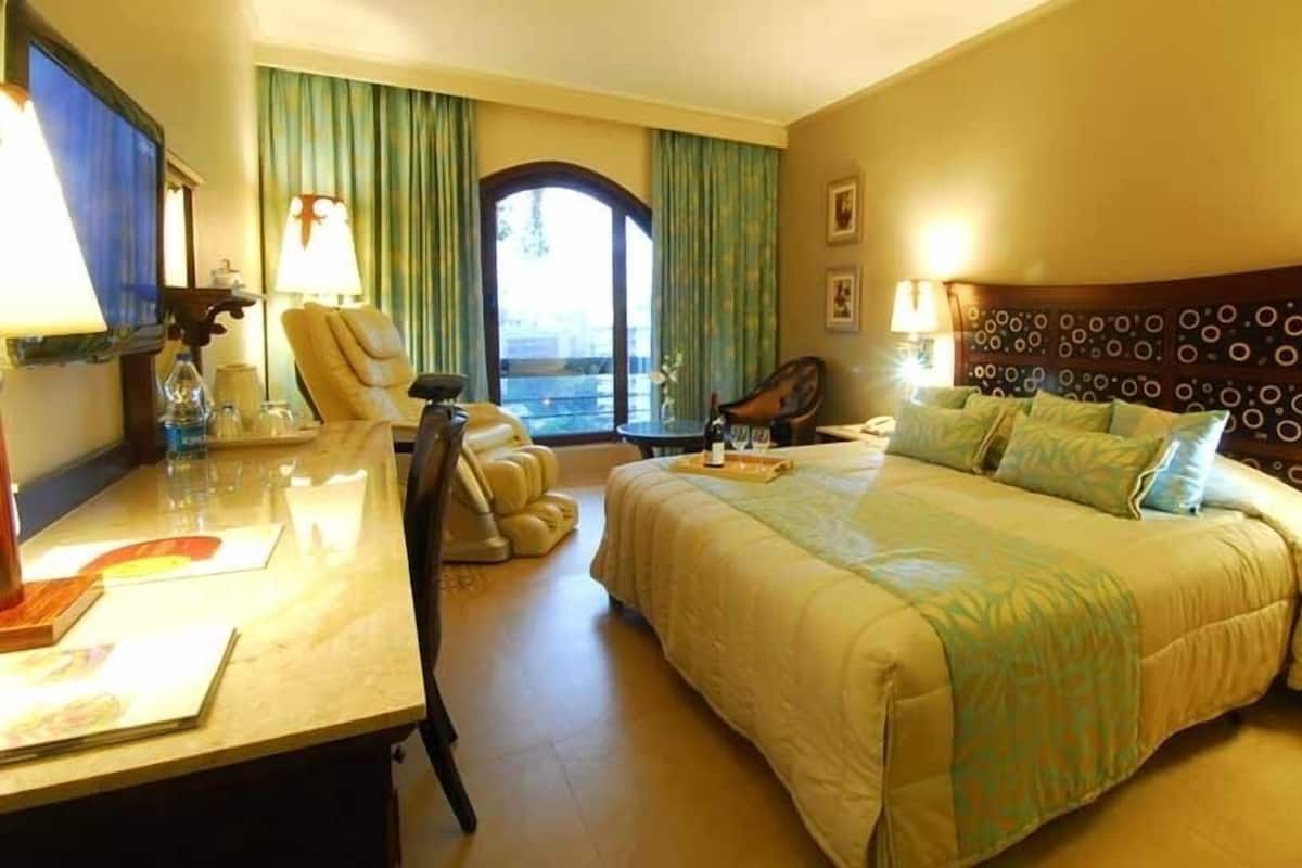 Executive Room | Pillowtop beds, minibar, in-room safe, desk