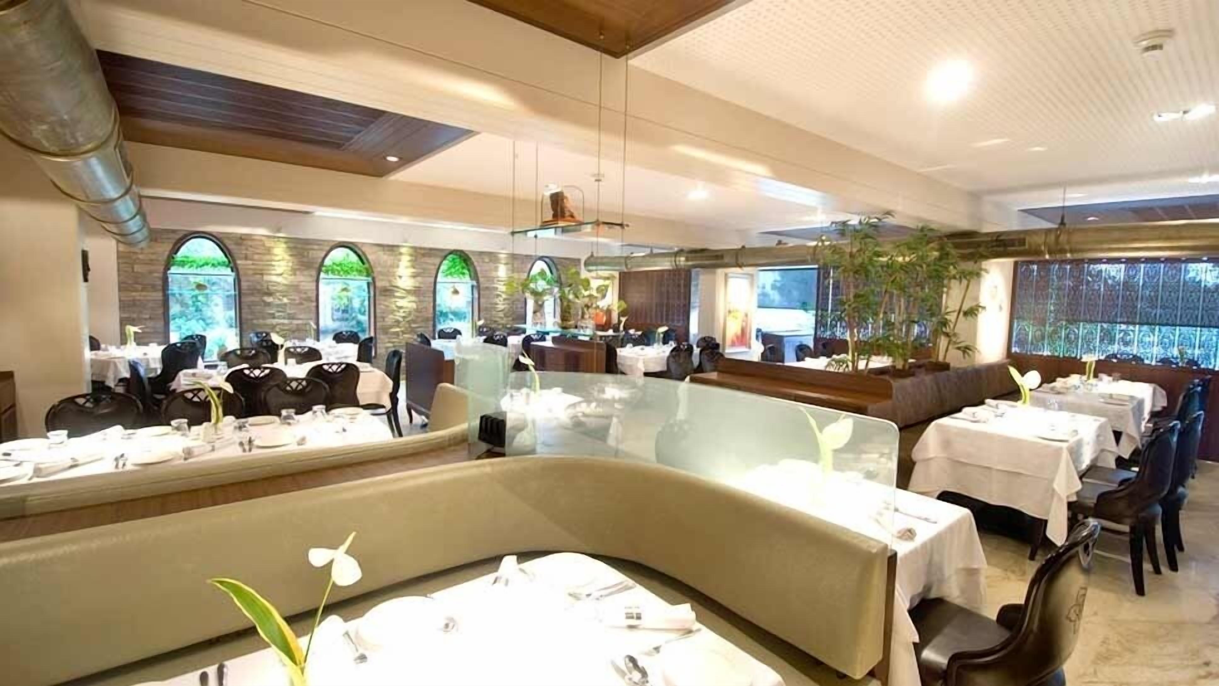 breakfast, lunch, dinner served; international cuisine