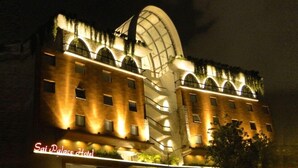 Hotel com um telhado arqueado característico e várias varandas.