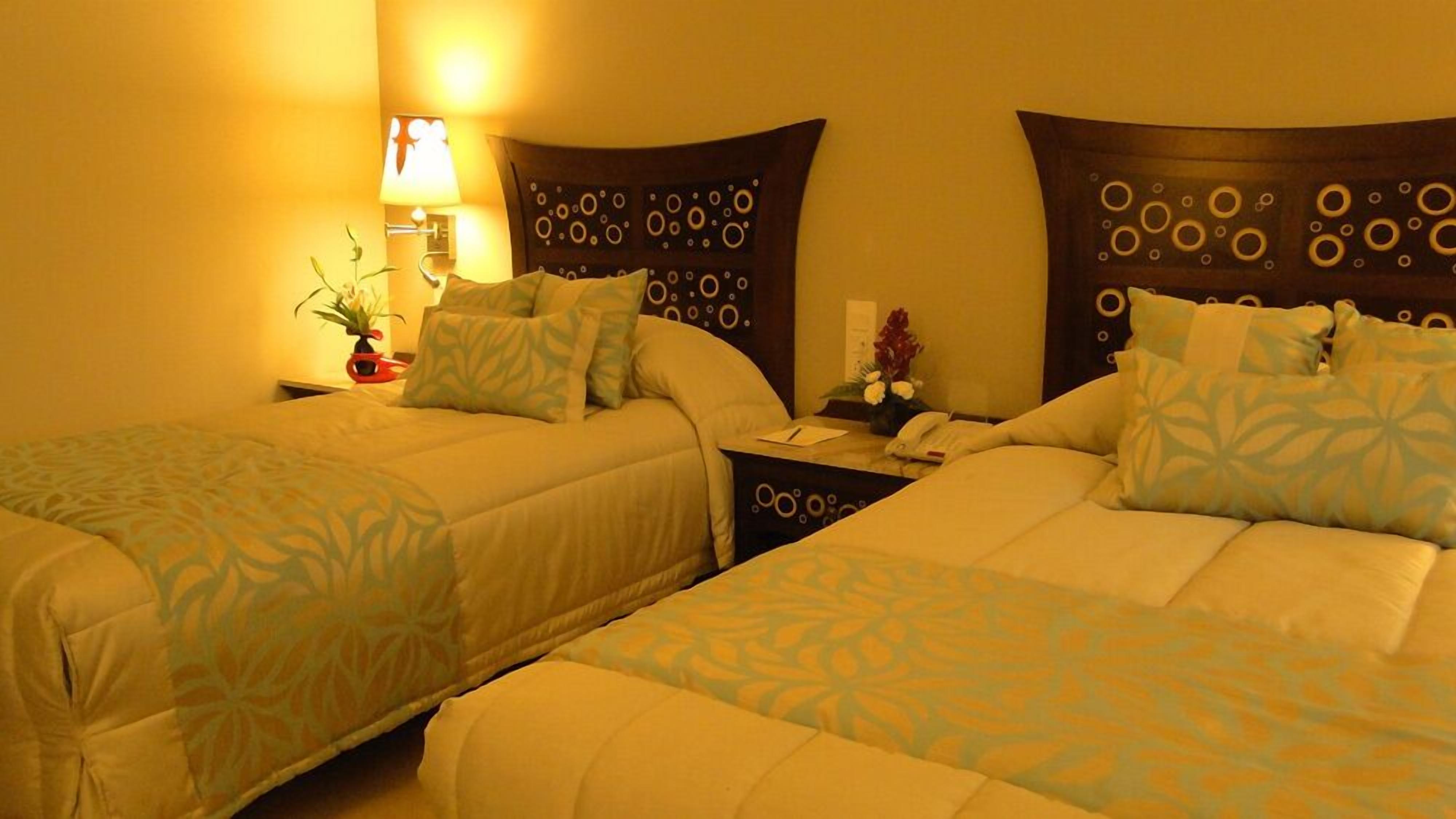 deluxe double twin room | pillow-top beds, minibar, in-room safe, desk