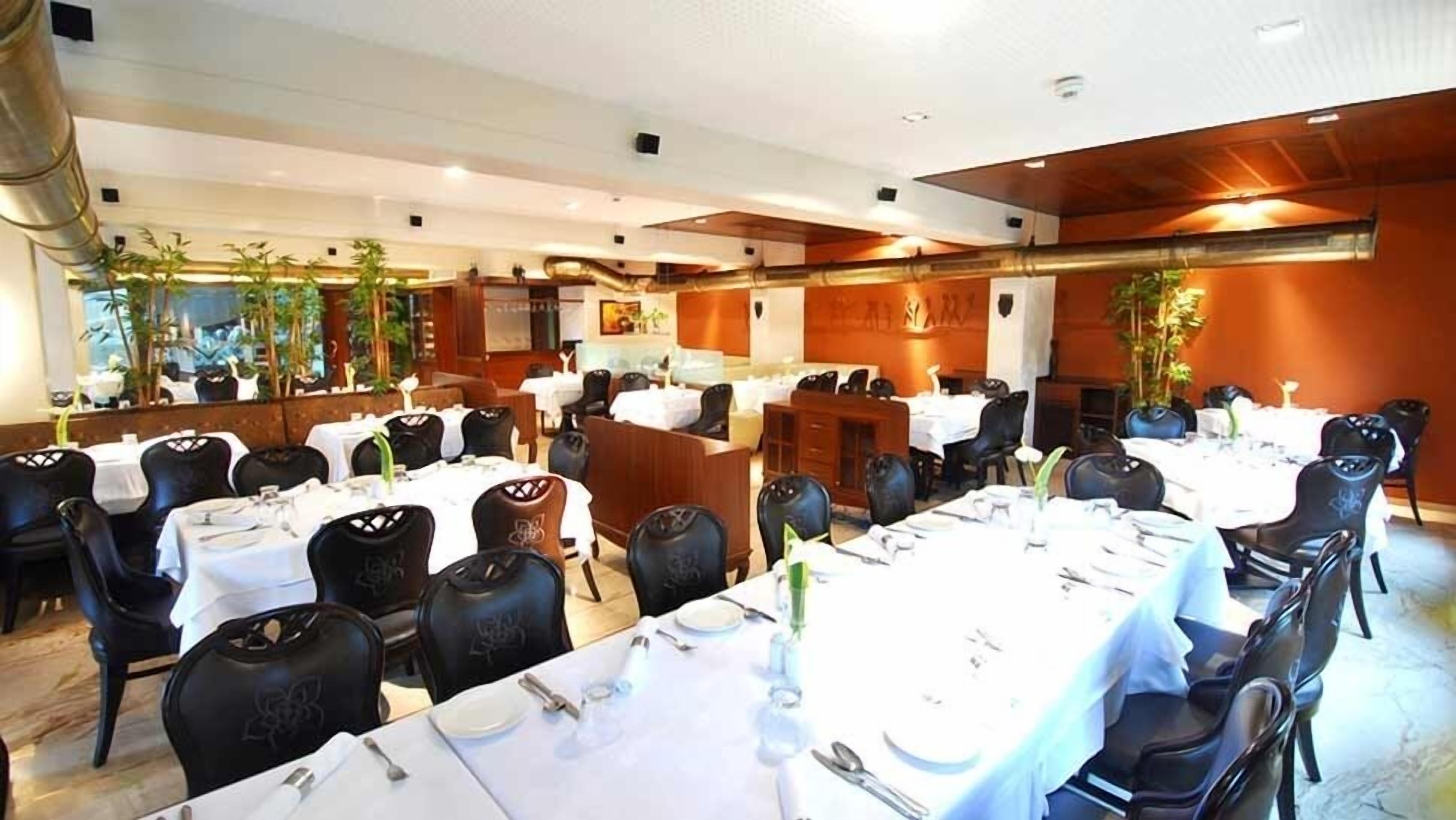 breakfast, lunch, dinner served; international cuisine