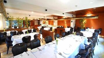 S'hi serveixen esmorzars, dinars i sopars