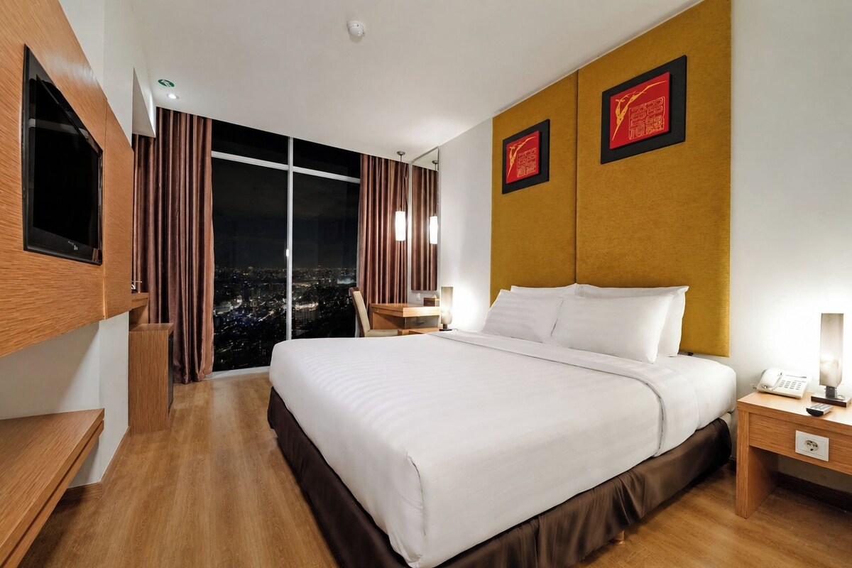 Superior Room, 1 Queen Bed | Premium bedding, in-room safe, desk, iron/ironing board (on request)
