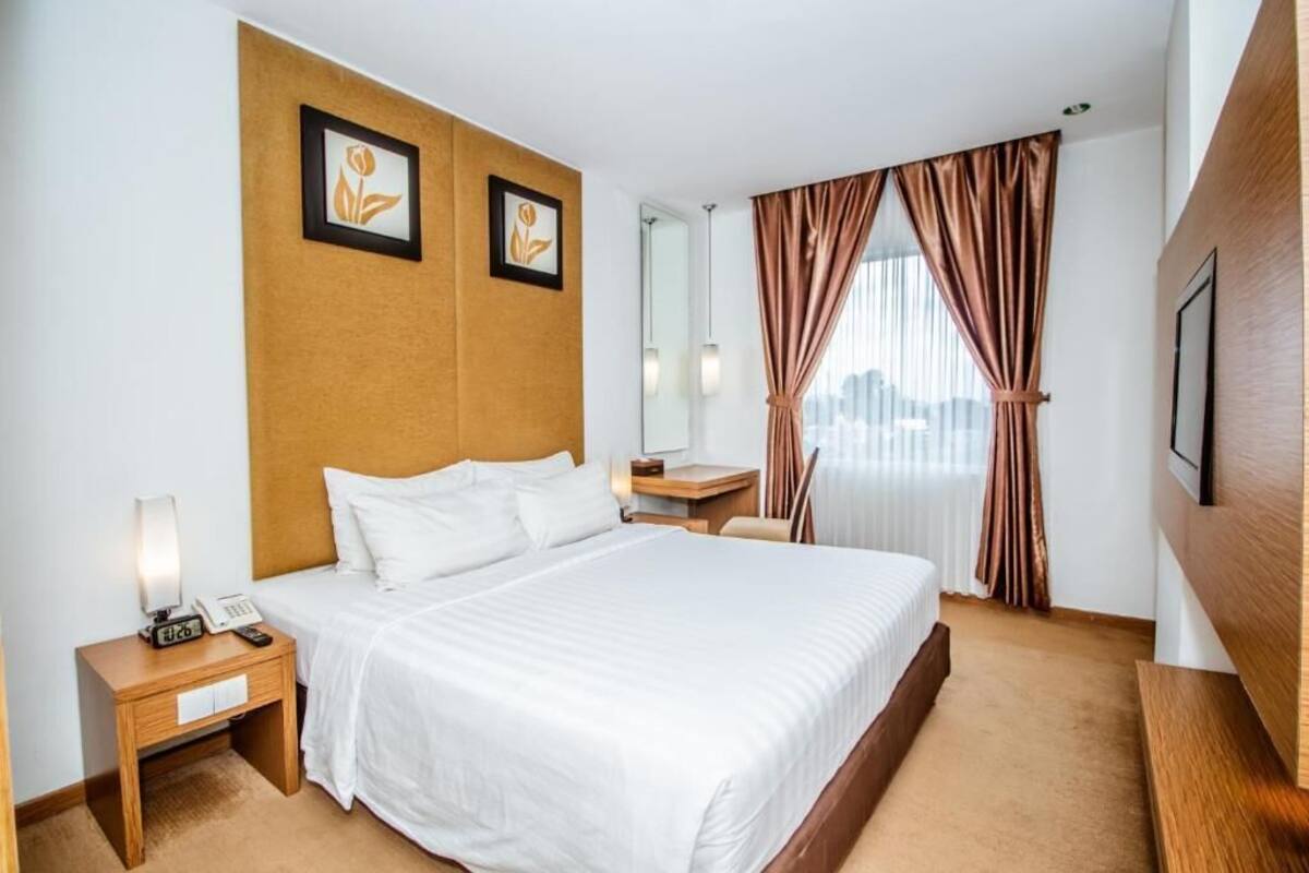 Premium bedding, in-room safe, desk, iron/ironing board (on request)