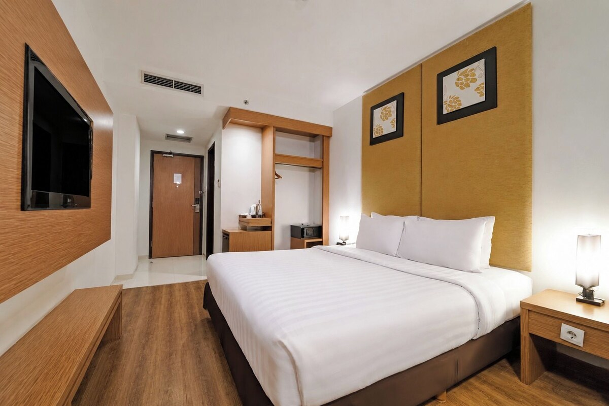 Deluxe Room, 1 Queen Bed | Premium bedding, in-room safe, desk, iron/ironing board (on request)