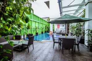Outdoor pool, pool umbrellas, pool loungers - Grand Tjokro Yogyakarta (Yogyakarta)