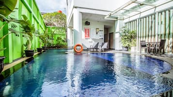 Outdoor pool, pool umbrellas, sun loungers