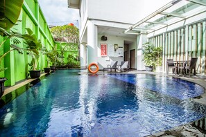 Outdoor pool, pool umbrellas, pool loungers - Grand Tjokro Yogyakarta (Yogyakarta)