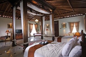 In-room safe, desk, blackout curtains, iron/ironing board - Joglo Plawang Boutique Villa (Pakem)