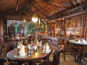 Breakfast, lunch, dinner served; international cuisine, garden views  - Joglo Plawang Boutique Villa (Pakem)