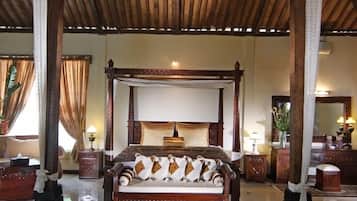 Royal Villa | In-room safe, desk, blackout drapes, iron/ironing board