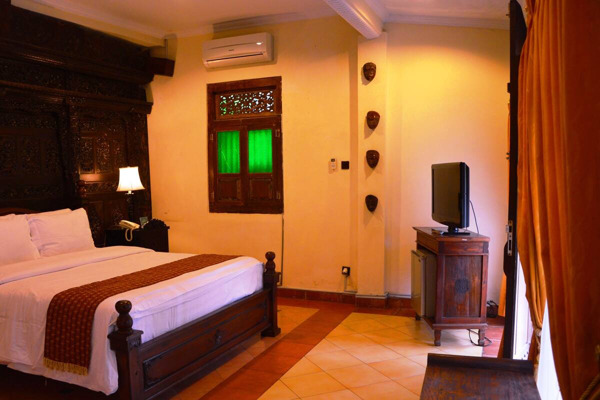 In-room safe, desk, blackout curtains, iron/ironing board (on request)