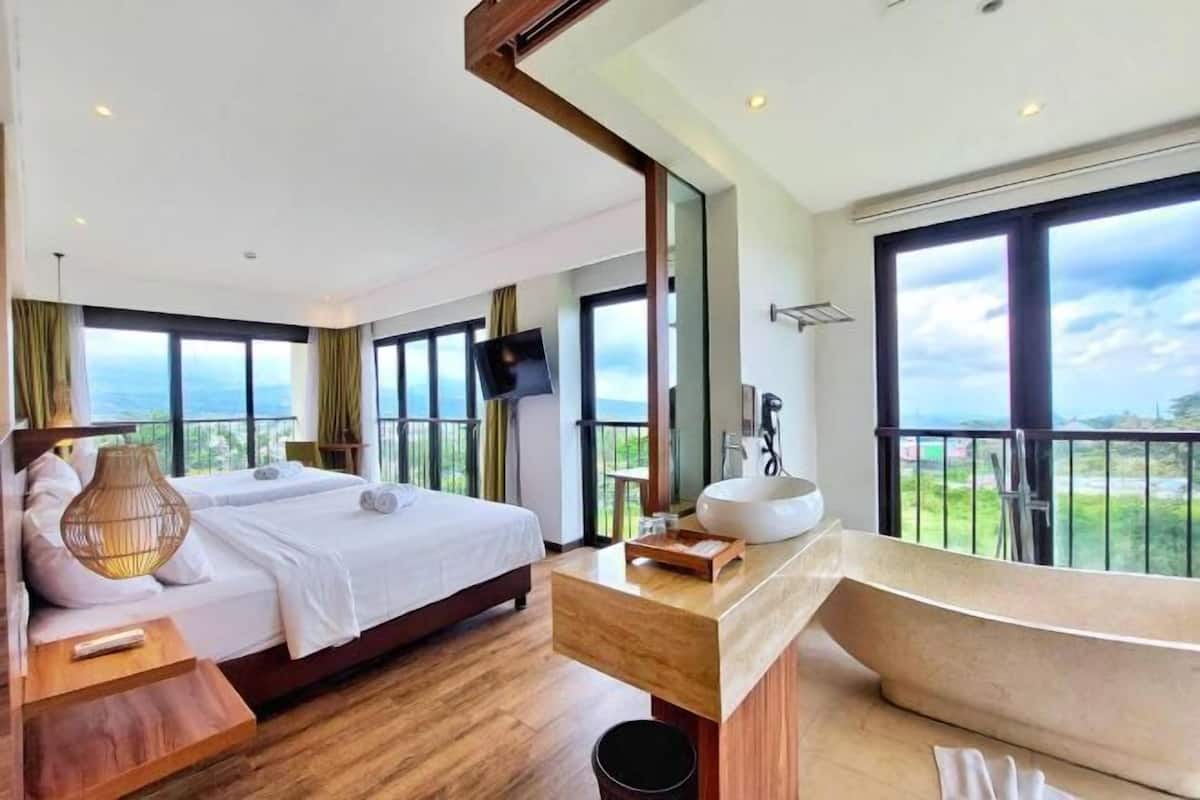 1 bedroom, in-room safe, desk, laptop workspace