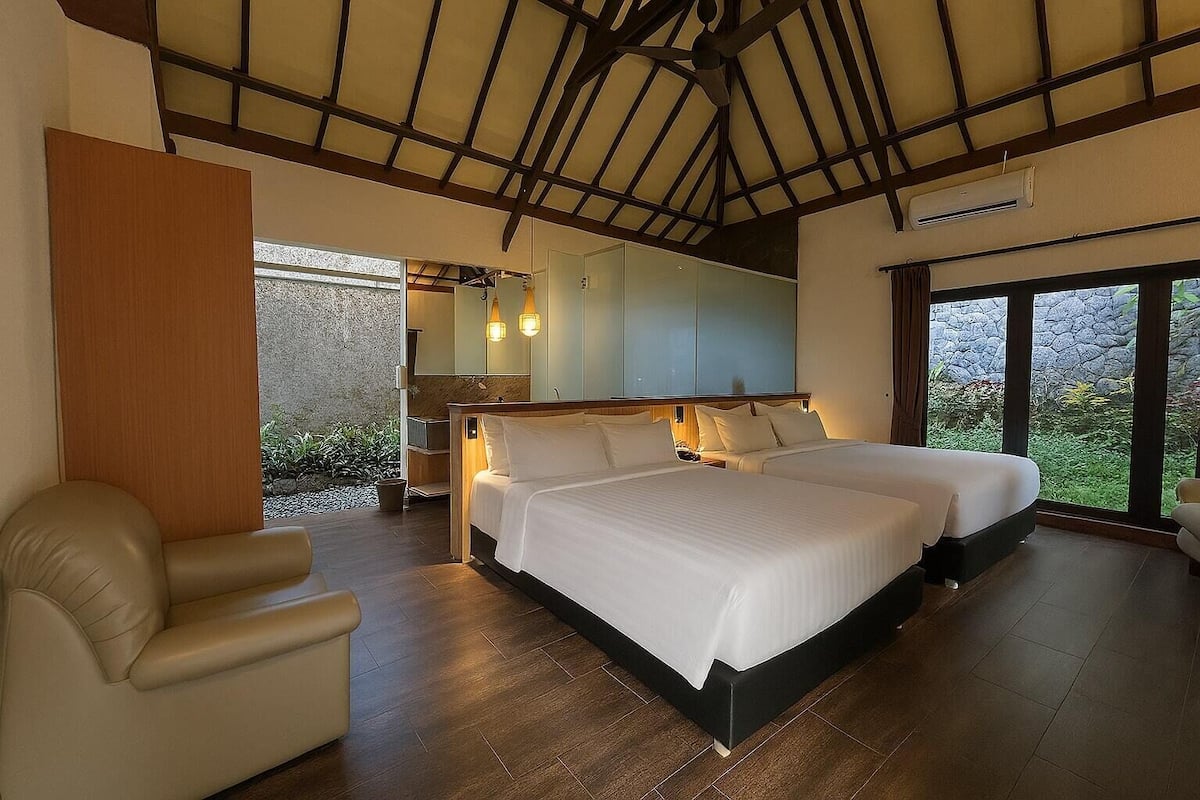Signature Twin Room, 2 Twin Beds | 1 bedroom, in-room safe, desk, laptop workspace