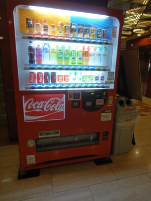 Coca-Colan myyntiautomaatti, jossa on useita eri juomavaihtoehtoja.
