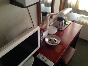Fridge, coffee/tea maker, electric kettle - Business Royal Hotel (Nagasaki)