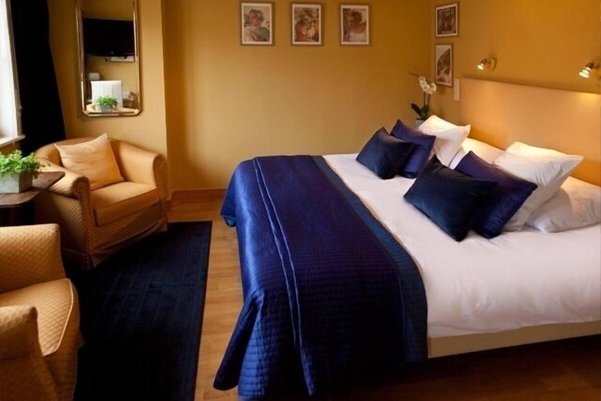 Minibar, in-room safe, desk, cots/infant beds